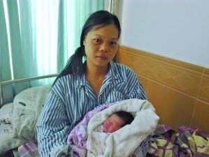 孕妇凌晨当街分娩 陌生男士围人墙挡风(图)