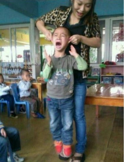 浙江温岭虐童教师被辞退 曾将幼童扔进垃圾桶